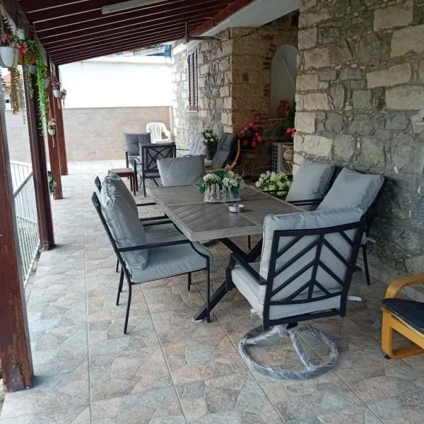 Traditional house in pelendri, hotel v destinaci Limassol