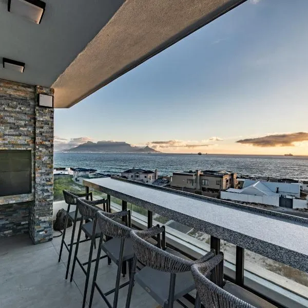 Luxury Beachfront Penthouse, Blouberg- 3 Bedroom, hotel in Bloubergstrand