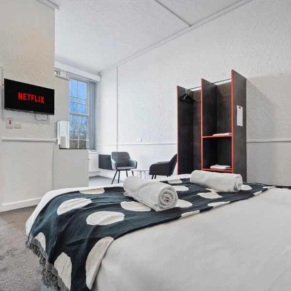 Bright, airy space with Parking and Netflix Apt 112, hotel in Dudley