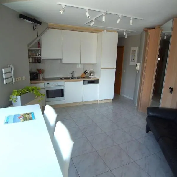 Apartment 200m from the sea - parking included – hotel w mieście Koksijde
