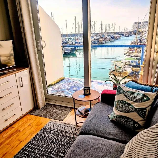 The Boat View - Sea View - Tiny home Brighton Marina, hotel in Brighton & Hove