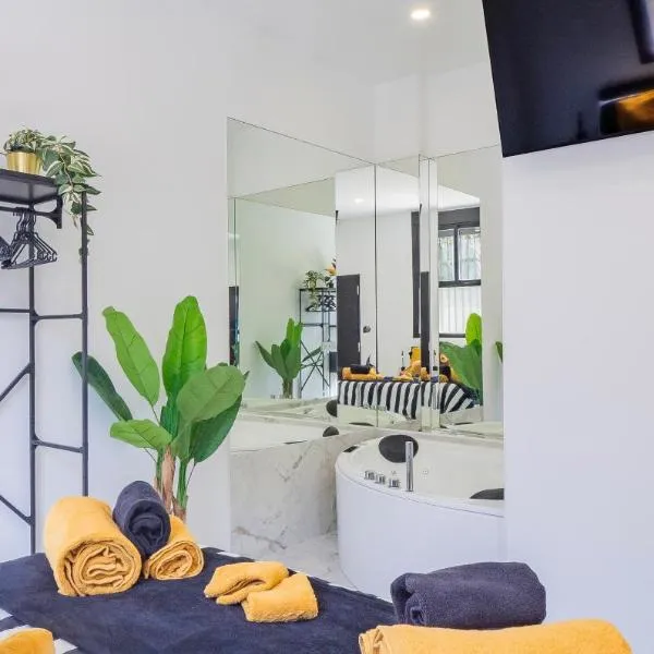 The Juanita Reina's Jacuzzi Apartment, hotel v Malaze