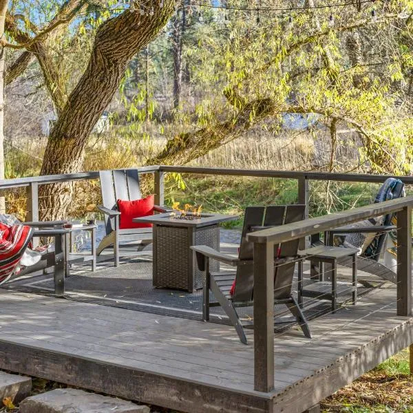 Quiet Waterfront Cottage on the Little Spokane River, hotel v destinaci Colbert