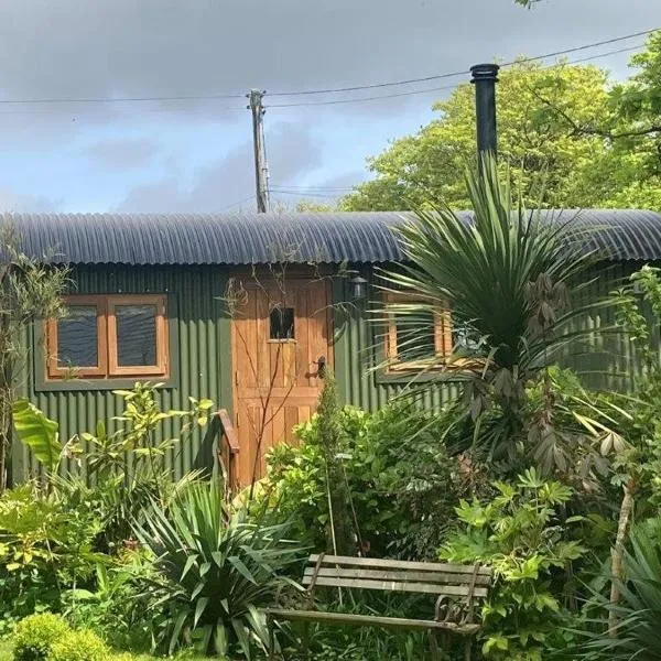 Lovely Shepherds hut near St Ives Cornwall, hotel v destinaci Gwinear Road Station