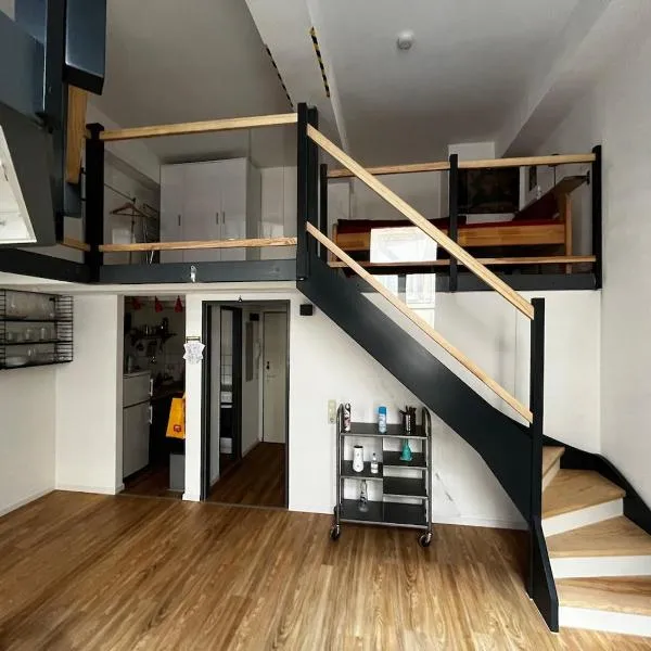 Charmante Altbaumaisonette nähe Hauptbahnhof, hotell i Aachen