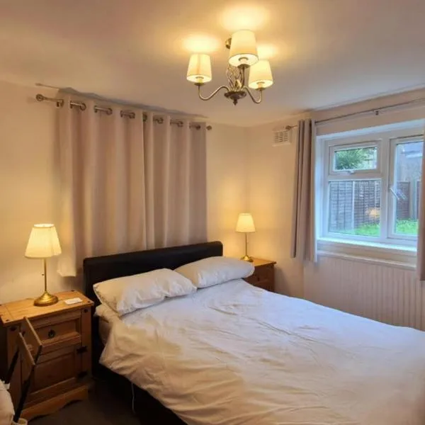 Beautiful Double Room In Acton, West London, hotel v Londýně