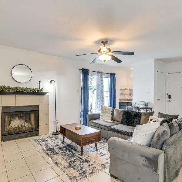 Less Than 1 Mi to Beach Galveston Condo with Fenced Patio, hotel v destinaci Galveston