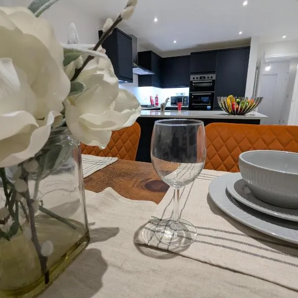 Large 4 Bed Hse, Sleeps 7, 3 BTH, Drive PRKG-4 Cars, M4-A329, Shinfield Studios, 10mins, Reading, Ascot & Legoland 20mins, Film Crew, Contractor & Family Friendly, ξενοδοχείο σε Winnersh
