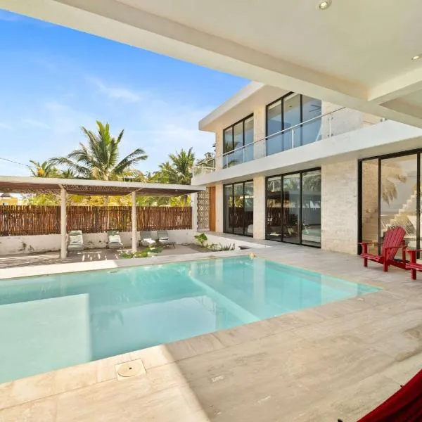BEACHFRONT COCO Modern Designer House by PENINSULA STAYS, hotel v destinaci San Crisanto