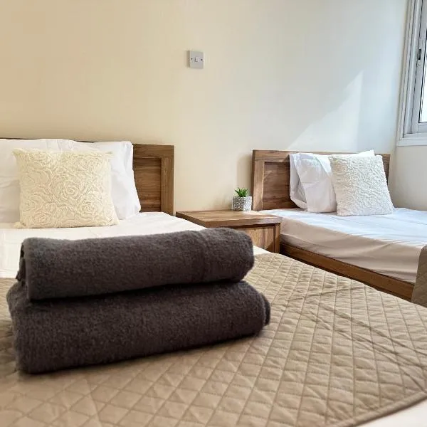 Serenity Sunset Holiday Apt - Larnaca โรงแรมในลาร์นาคา