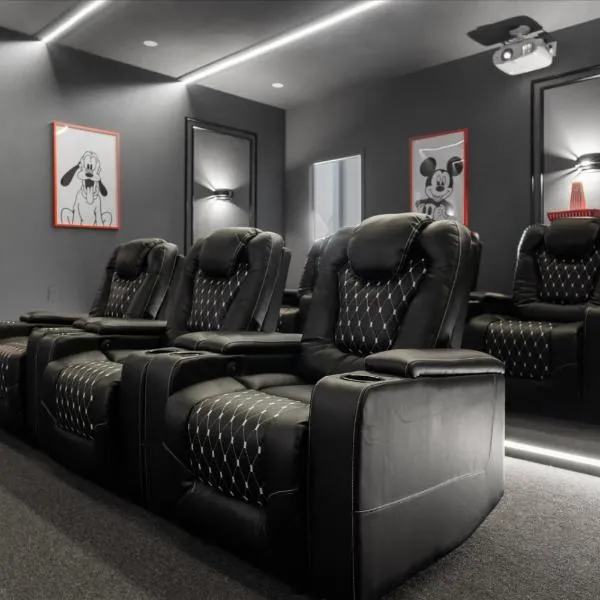 Luxury 5 Bedroom Family Villa with Pool Theater and Arcade Near Disney, khách sạn ở Orlando