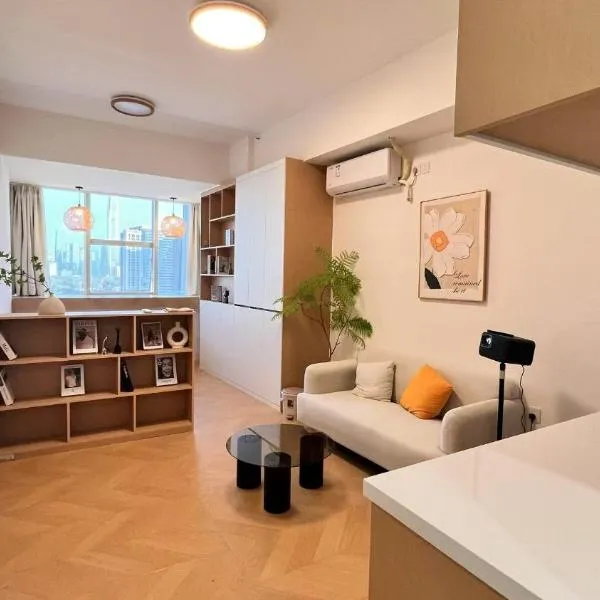 House of Great White Apartment, hotel in Shenzhen