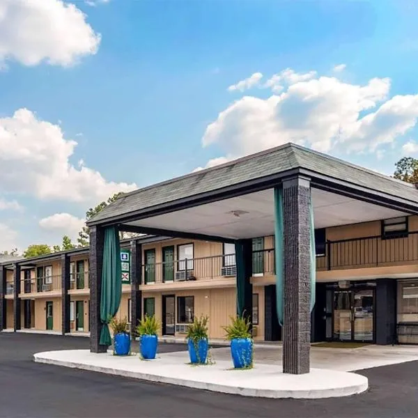 Super 8 by Wyndham Daleville-Fort Novosel、Dalevilleのホテル