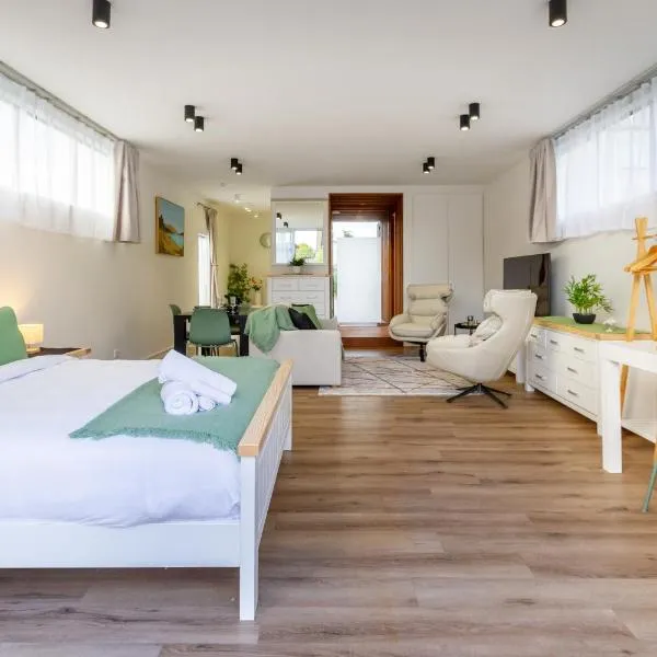 Luxury King studio with spa and private carpark, hotel u gradu Krajstčerč