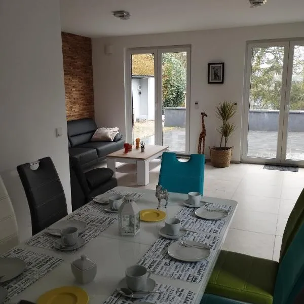 Haus mit 4 Schlafzimmern, hotel in Solingen