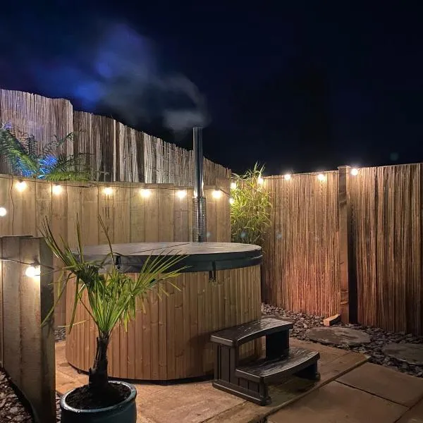 The Barn at Burfords with wood fired hot tub, hotel en Monksilver