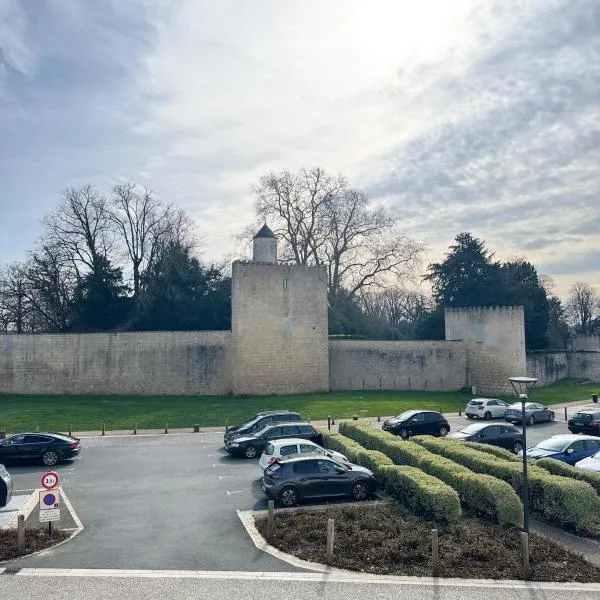 El Castillo Face au Château et Climatisé, hotel in Surgères