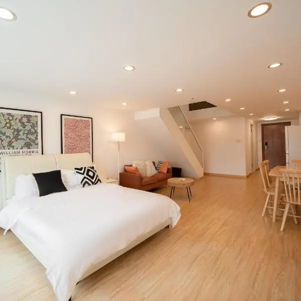 Shanghai Hills & Lotus Home Base near NECC & Hongqiao railway station suitable for Family&Business, hotel in Shanghai