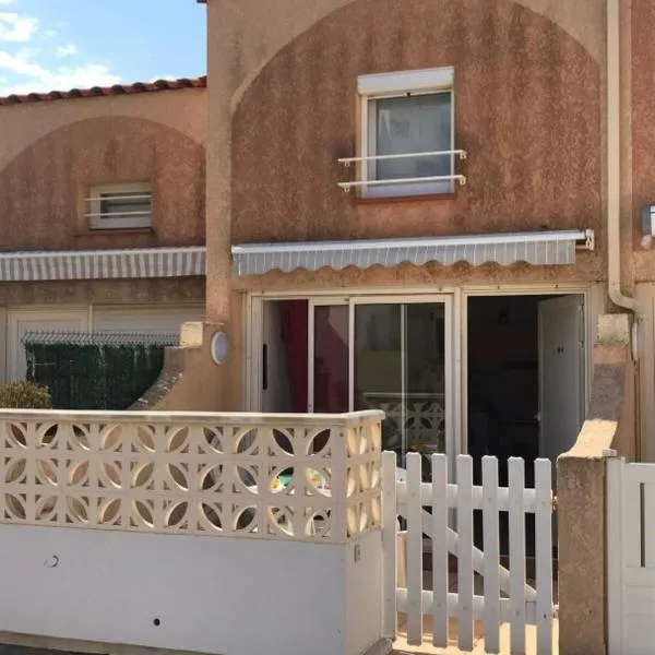 À 50m de la plage, emplacement idéal, spacieuse maison, 3 grandes chambres 6 couchages, devant la grande plage, hotel in Le Barcarès