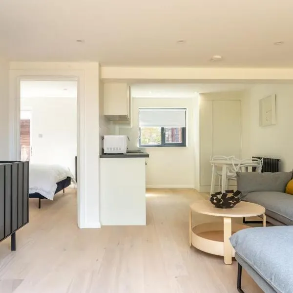 Modern self contained one bedroom with garden, hotel v destinaci Sheering
