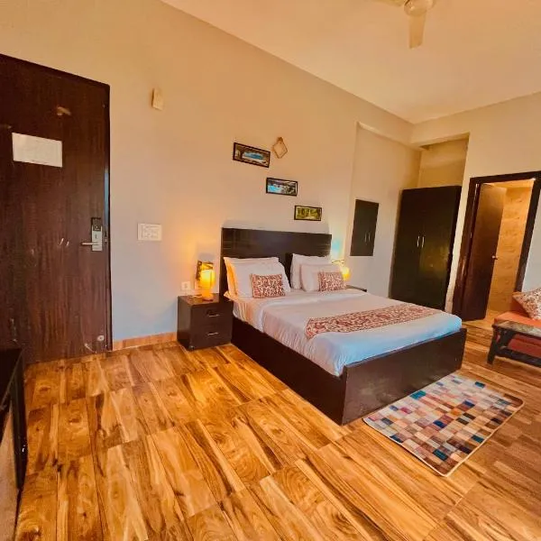 Pearl Grand Boutique Cottage in Omaxe Anandam Vrindavan - #premium AC rooms with balcony #big parking #lift #garden #peaceful area #near prem mandir #property of the year #most awarded, hotel v destinaci Vrindavan