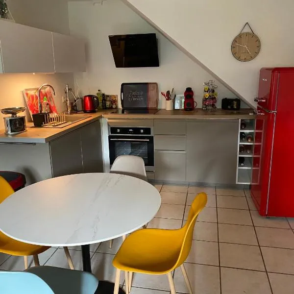 Maison climatisée au centre du village, hotel in Vogüé