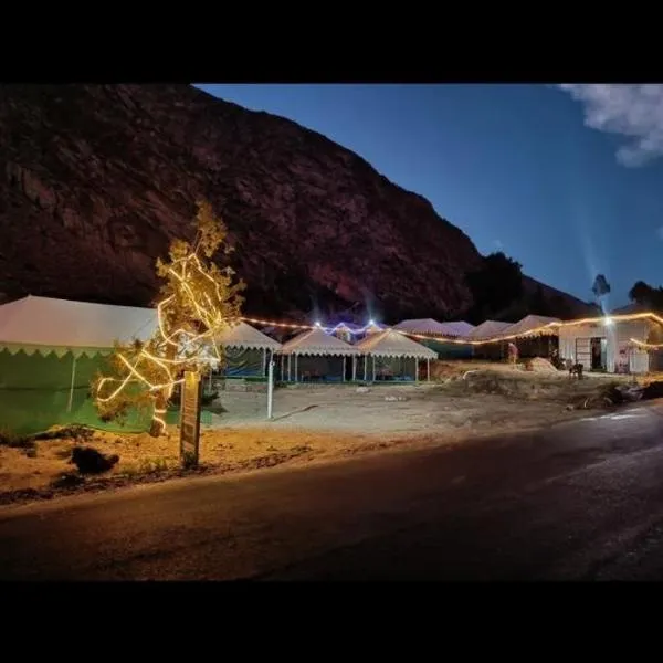 Glampfire camps and cafe, hotel v destinaci Jispa