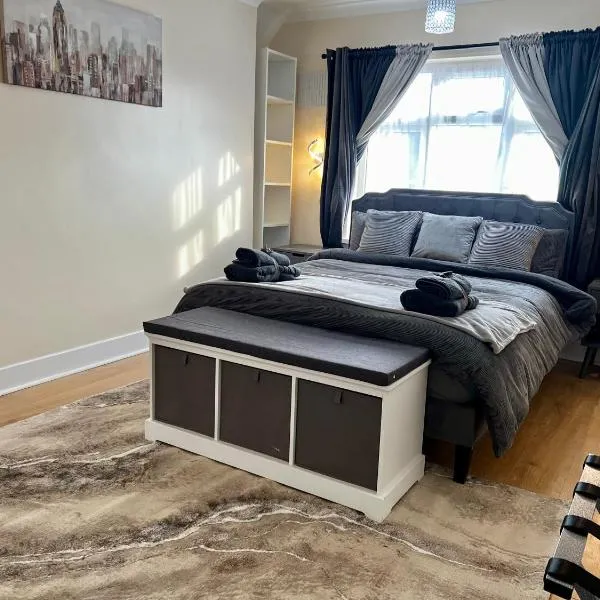 Luxurious Cozy London Holiday Home, hotel v destinaci Cranford