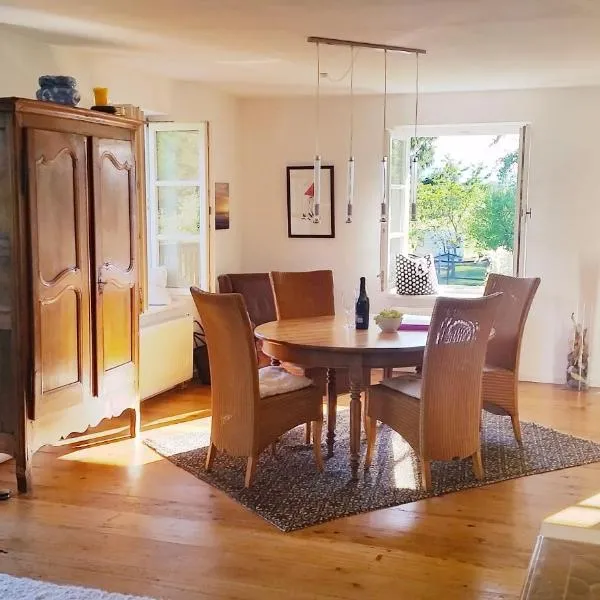 5 Sterne FeWo mit Garten und Bergblick in Chiemsee-Nähe, hotel in Übersee