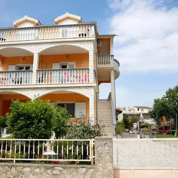 Apartman Elena II kat, hotel v destinaci Vodice