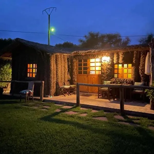 Magnifique Chalet en bois collé à la forêt de Benslimane – hotel w mieście Benslimane