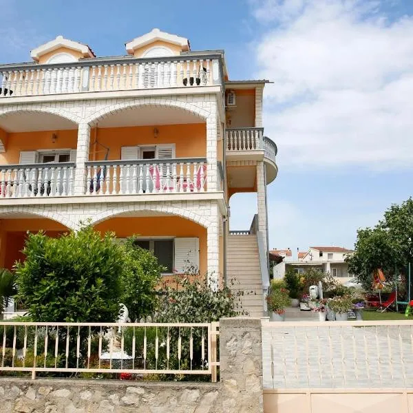 Apartman Lidija I kat, hotelli kohteessa Vodice