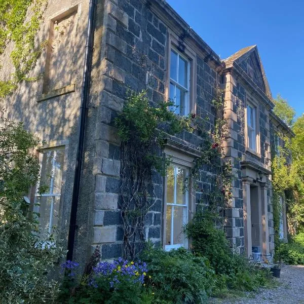 Beautiful Listed Mansion with incredible woodland views, hotel en Huntly