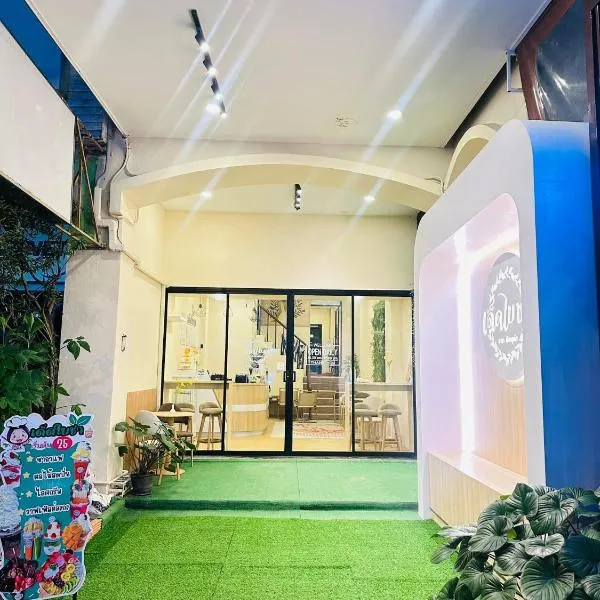 Dedbaicha cafe & Hostel Phuket old town, hotel ve městě Phuket