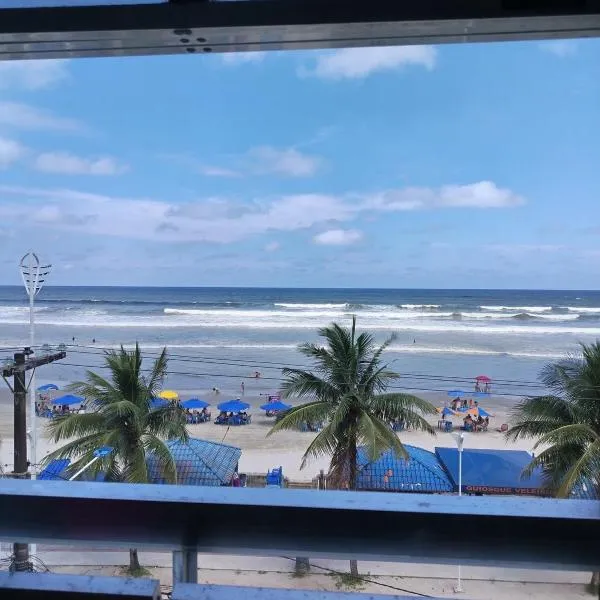 Apartamento pé na Areia com Garagem no Centro, hótel í Mongaguá