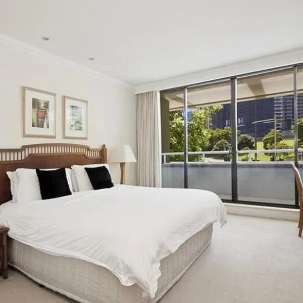Amazing city apartment with 25m pool, sauna, gym with seperate sofa bed in living room, hotell i Sydney