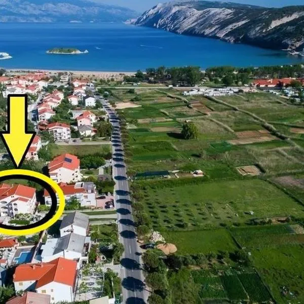 Apartments and rooms with parking space Lopar, Rab - 23825: Rab şehrinde bir otel