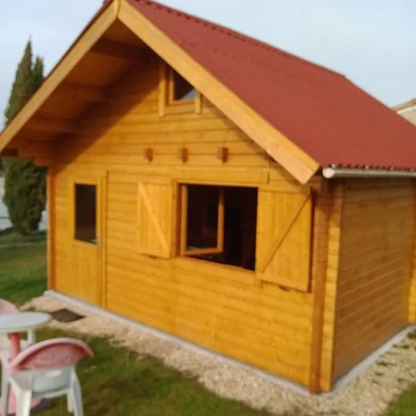 chalet le cocon de bois, hotel v destinaci Église-Neuve-de-Vergt