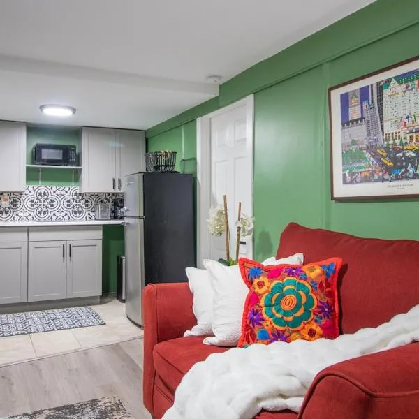 Exceptional & Central, Garden Suite, Top Amenities & Care!, hotel en Central Islip