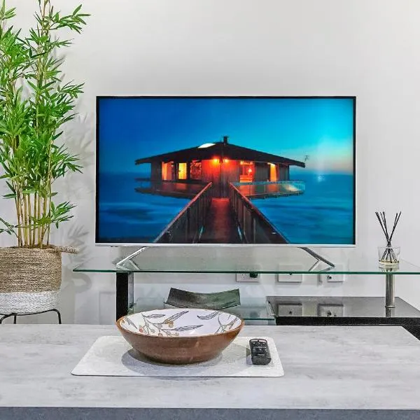Luxurious 2BR Oasis with Pool and Parking, hotel v destinaci Darwin