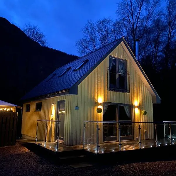 Bluebell Cottage with Hot Tub, hotel in Ballachulish