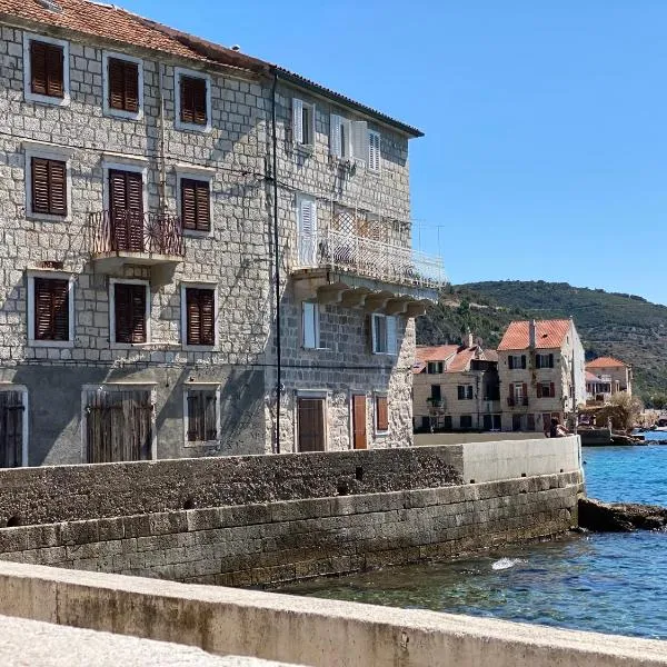 Bucol seaview suites, hotel v destinaci Komiža