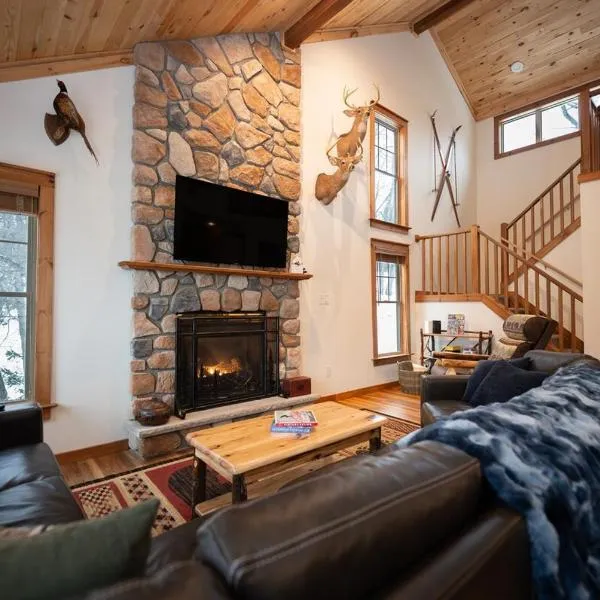 Luxury House in Pocono Mountains, hotel v mestu Tannersville