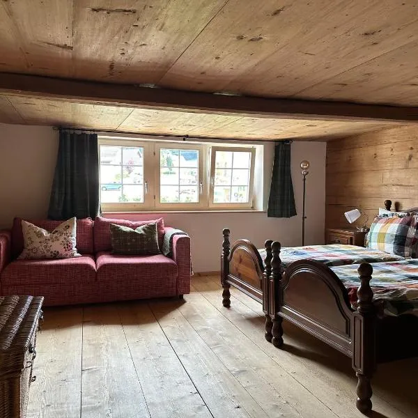 Gemütliches Chalet-Zimmer in Swiss Historic Holidays Rosalie, hotel sa Brunnadern