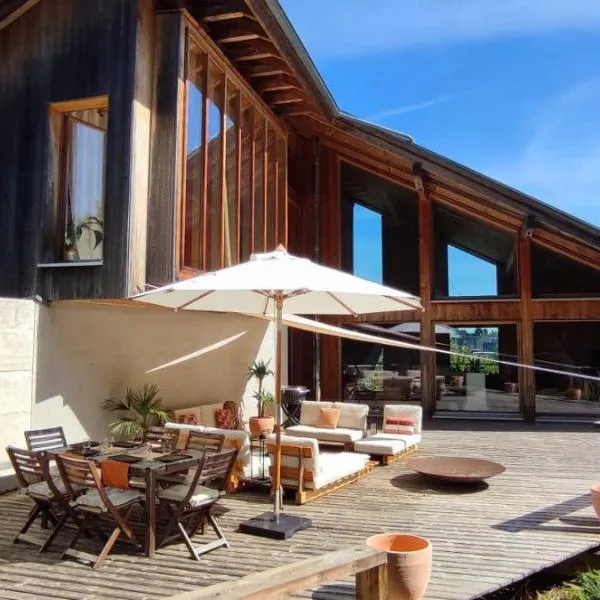Grand Chalet d'Architecte, hotel in Saint-Cergue
