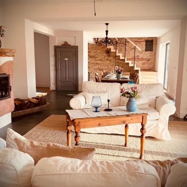 Neu! ULENHUUS Mecklenburgische Schweiz Laage Güstrow Rostock Port Bed and Breakfast - Pension -Ferienhaus - Familienurlaube bis 10 Personen, hotel a Kuhs