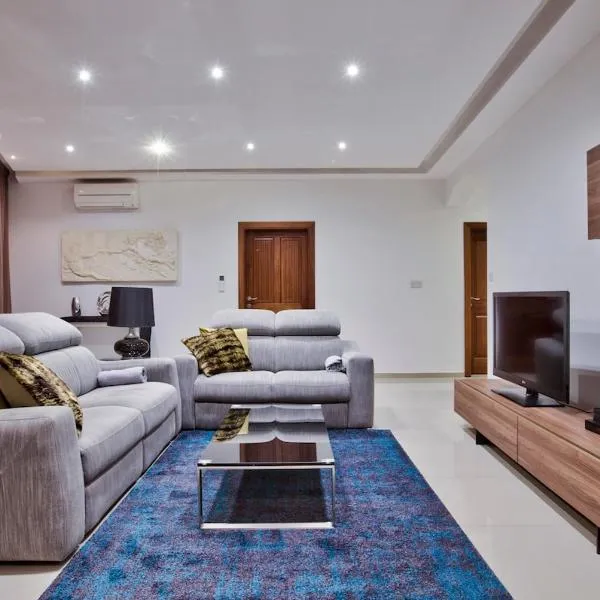 Modern 200sqm 4 bedroom Apartment with side sea view Sleeps 11, hotel in Sliema