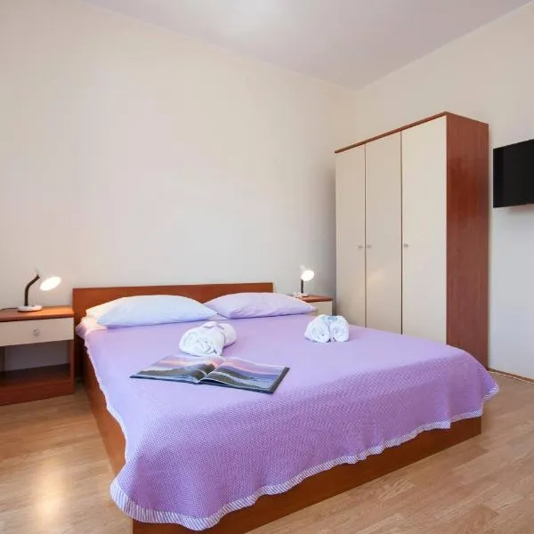 Family Apartments & Rooms Mikelin, hotel in Primošten