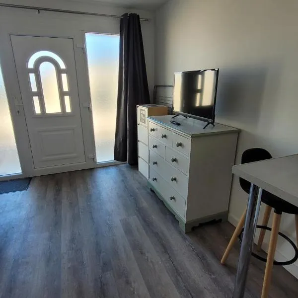 Studio NEUF et élégant avec CLIM, hotel in Tarbes