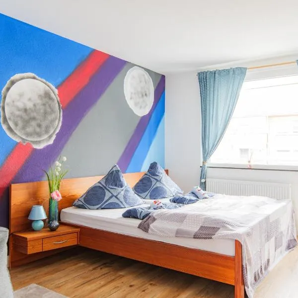 - Stellar Haven Deluxe with Cosmic Design - 3-Room Space-Themed Apartment 75 qm - Central Location - Balcony - Renovated 2024 with TV & Netflix - Full Kitchen - Free Parking - Near Metro & Airport - Galaxy-Inspired Interior -, hotel in Duisburg